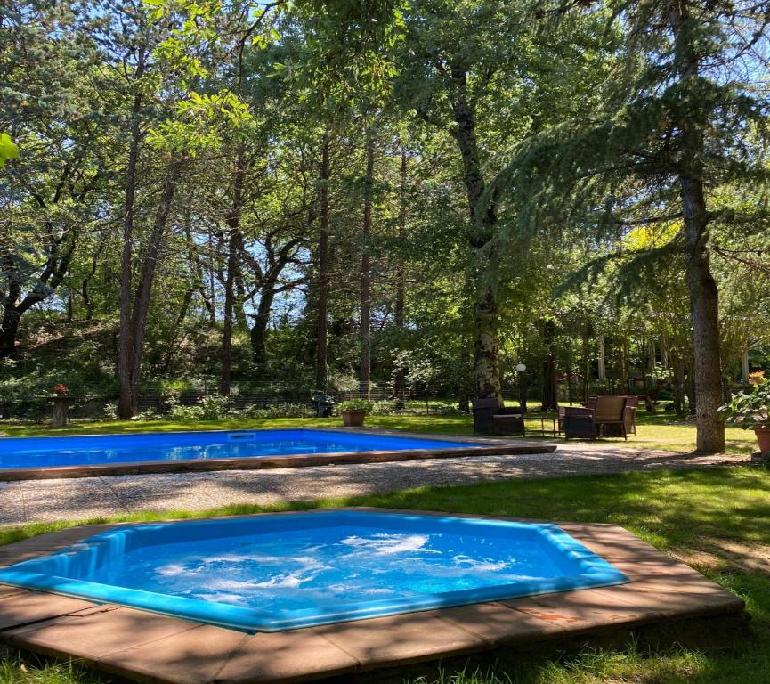 a swimming pool in the middle of a yard at Agriturismo il Pornelleto - Villa Alari in Cetona