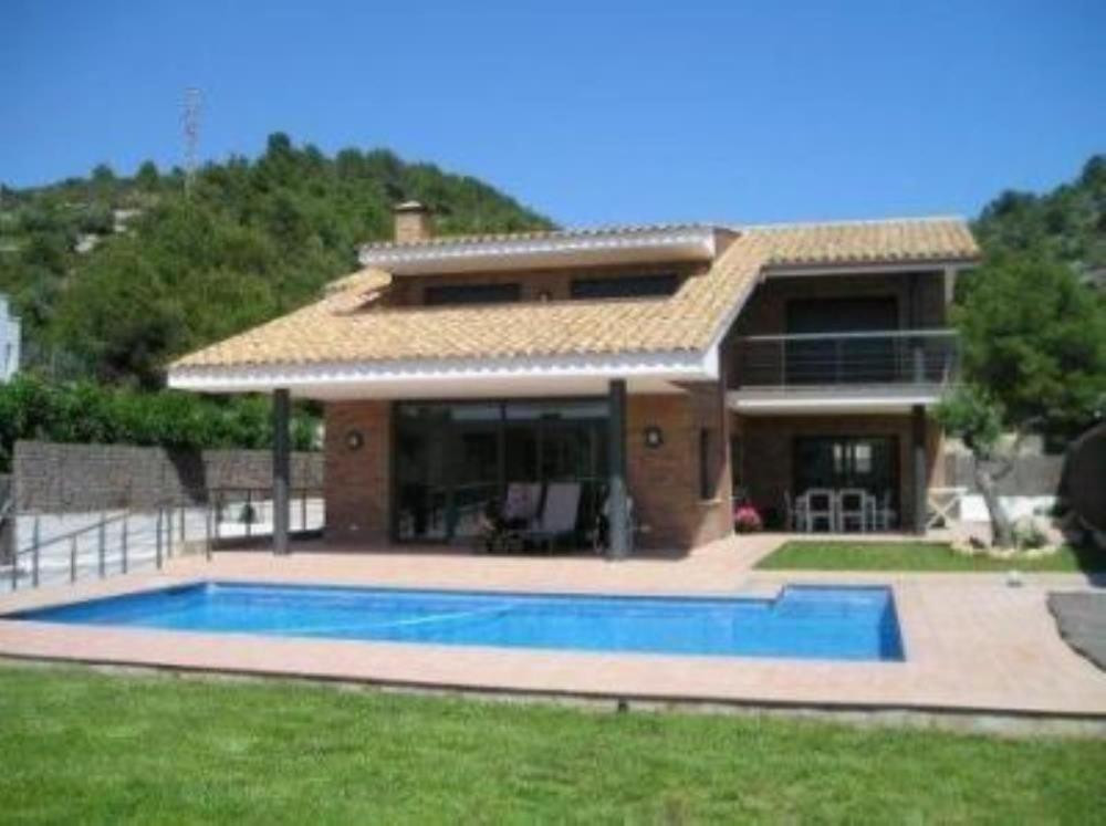 una casa con piscina en el patio en Shambala B&B en Sitges