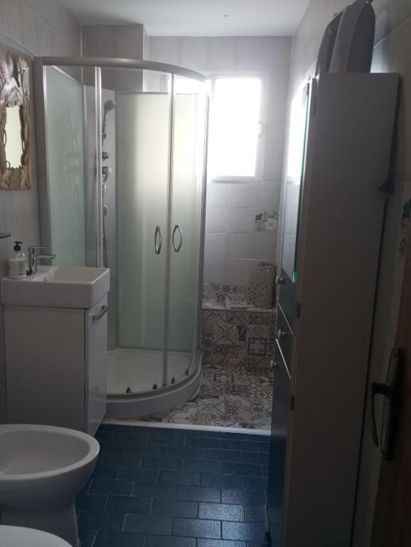 Kúpeľňa v ubytovaní Salobreña Piso a 900m playa con cochera doble y wifi
