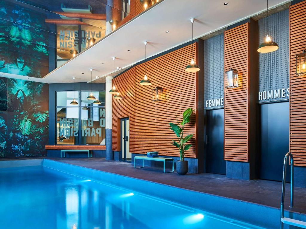 una piscina in un hotel con un edificio di Novotel Paris Gare De Lyon a Parigi