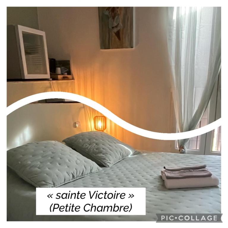 Postel nebo postele na pokoji v ubytování Maison d'hôtes Bastide St Victor à 2,5 kilomètres de Lourmarin