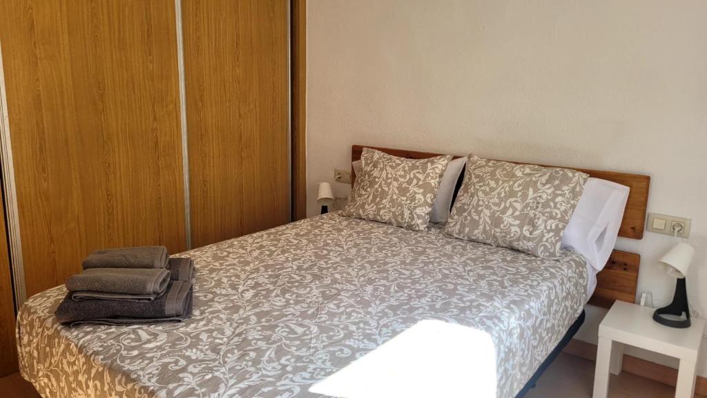 Un dormitorio con una cama con una bolsa. en Apartment Turquesa - Almería, en Almería