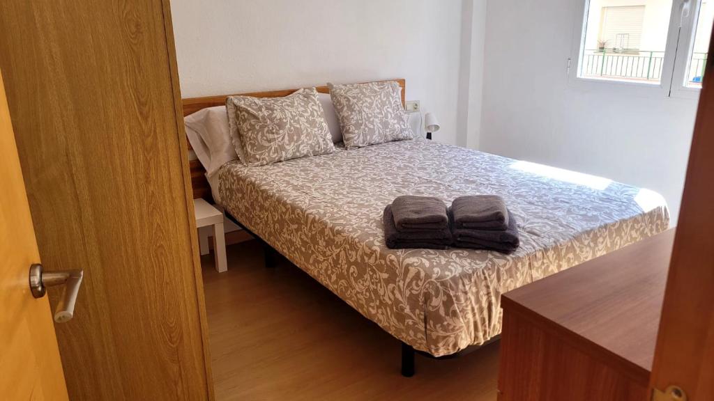 Un dormitorio con una cama con dos toallas encima. en Apartment Turquesa - Almería, en Almería