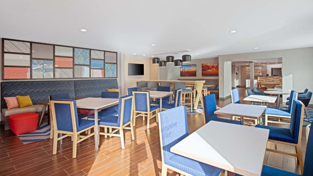 Posezení v ubytování Hampton Inn Phoenix Airport North