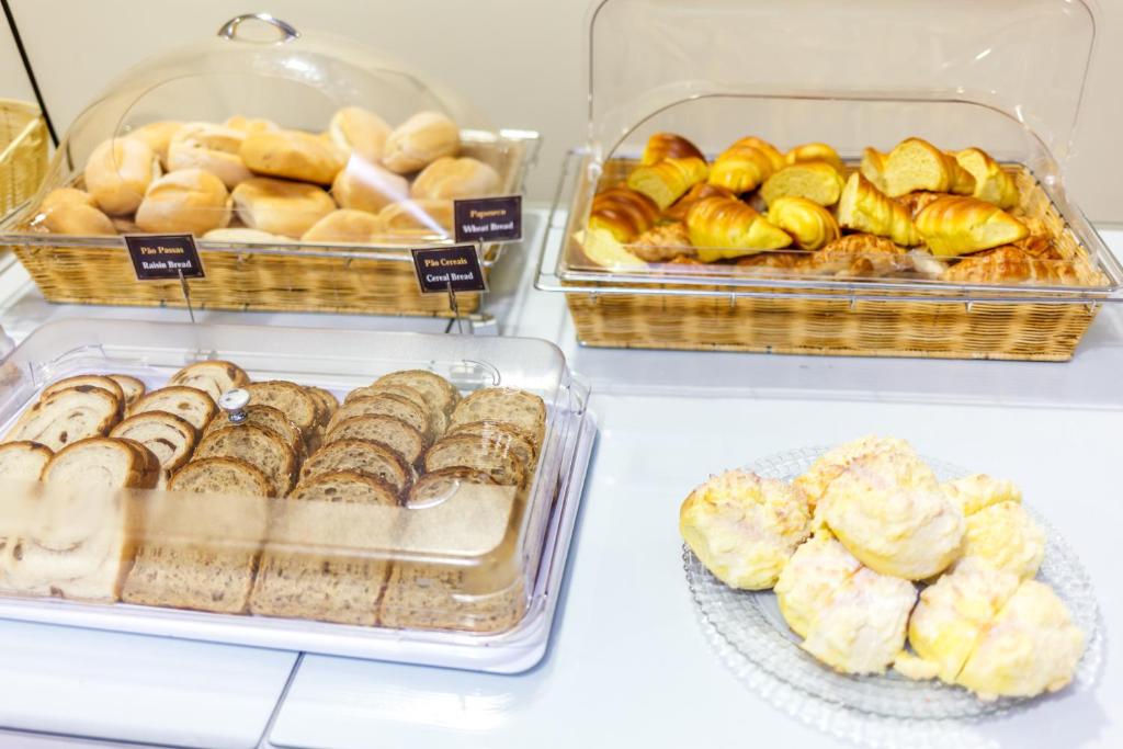 a display case with various pastries and other baked goods at Hotel Caravelas in Madalena