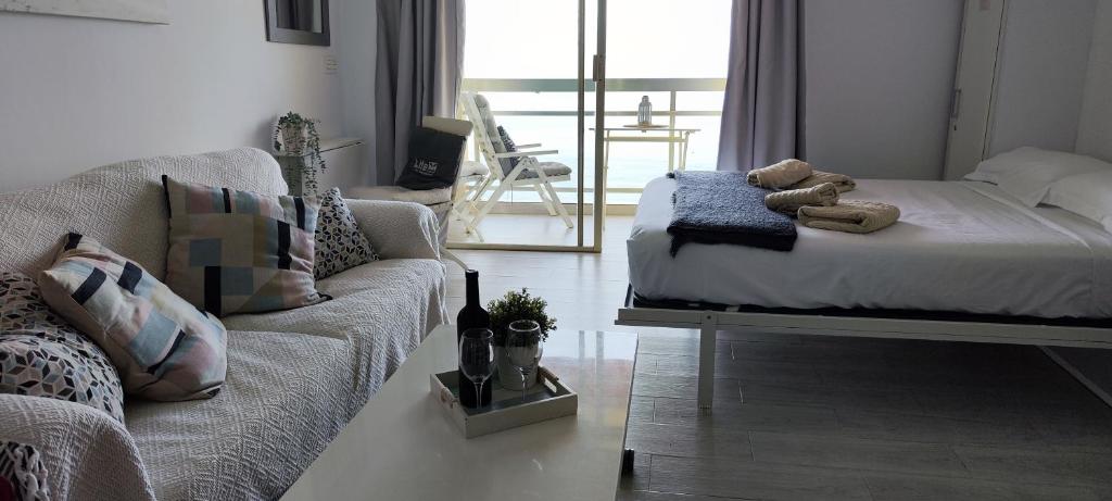 Łóżko lub łóżka w pokoju w obiekcie Estudio Deluxe Primera Línea CHINASOL