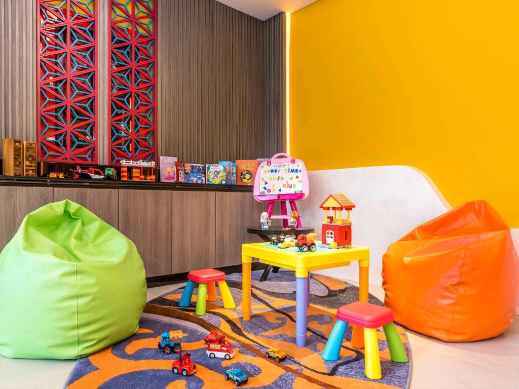 Uma área de estar em Ibis Styles Phuket City