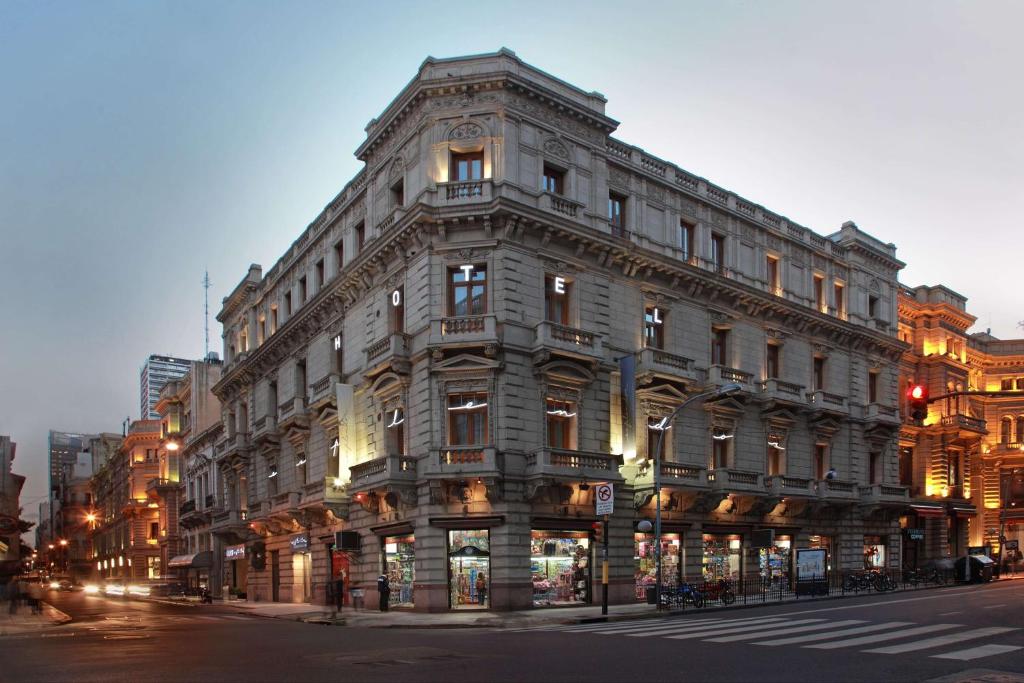un gran edificio en la esquina de una calle de la ciudad en Esplendor by Wyndham Buenos Aires, en Buenos Aires