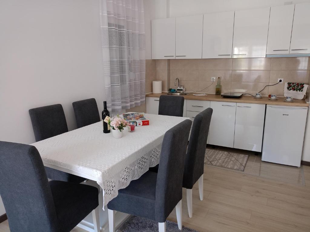 Kuchyň nebo kuchyňský kout v ubytování Apartman Emilija