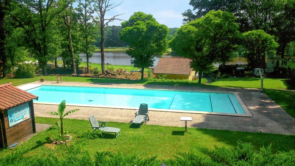 Bazén v ubytování Bungalow de 2 chambres avec vue sur le lac piscine partagee et jardin amenage a Rochechouart nebo v jeho okolí