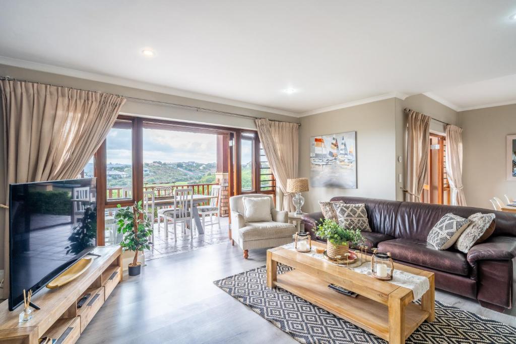 クニスナにあるPezula Family Holiday - No Loadsheddingのソファとテレビのあるリビングルーム