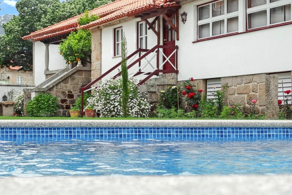 Bazén v ubytování 3 bedrooms house with lake view shared pool and enclosed garden at Vouzela nebo v jeho okolí