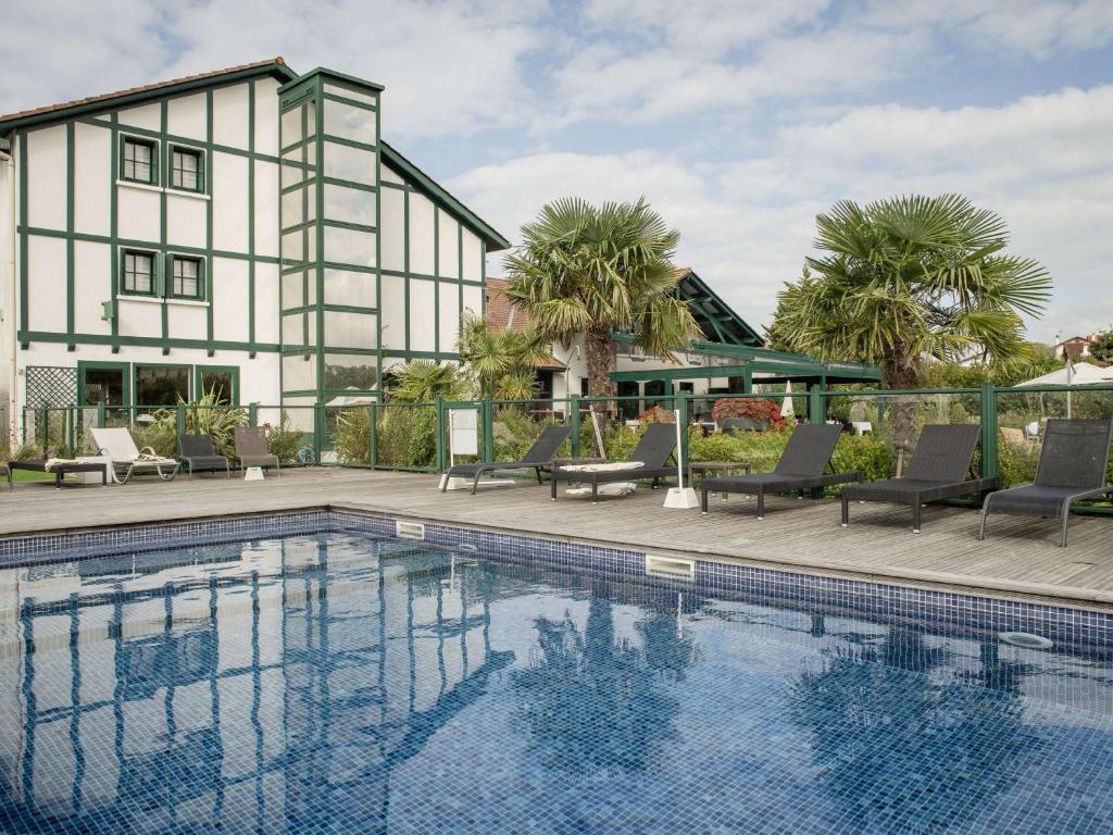 Bazén v ubytování Hotel Donibane Saint-Jean-de-Luz nebo v jeho okolí