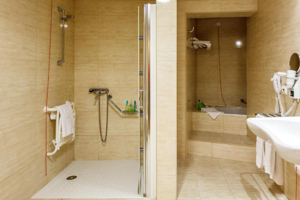 a bathroom with a shower and a sink at Hotel Caravelas in Madalena