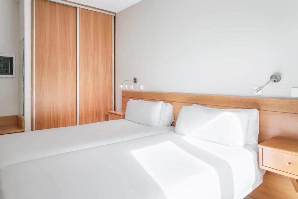 Postel nebo postele na pokoji v ubytování B&B HOTEL Braga Lamacaes