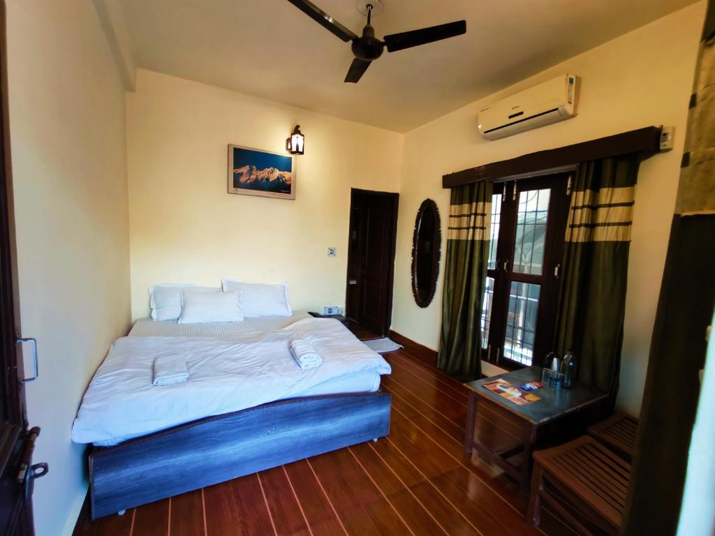 Hill Top Swiss Cottage - Camera Regina