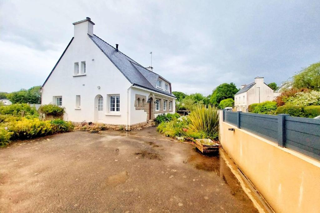 a white house with a fence in front of it at Beautiful family house in Meucon in Meucon