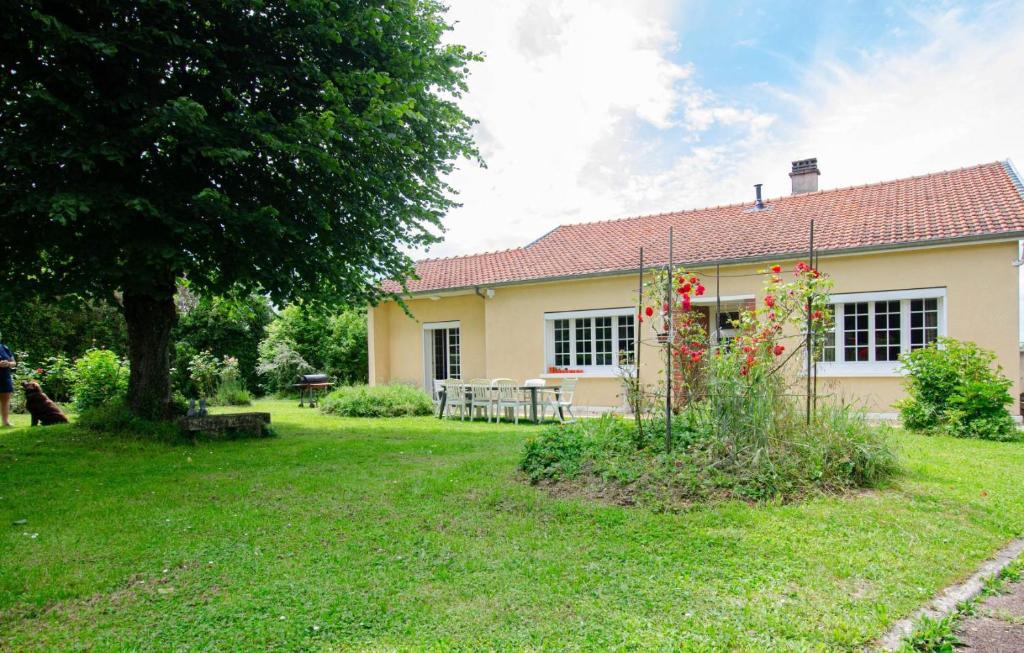 una casa con una mesa de picnic en el patio en Le verger, en Rouilly-Sacey