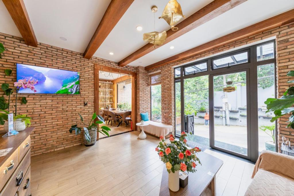 TV a/nebo společenská místnost v ubytování The Brick Home dalat