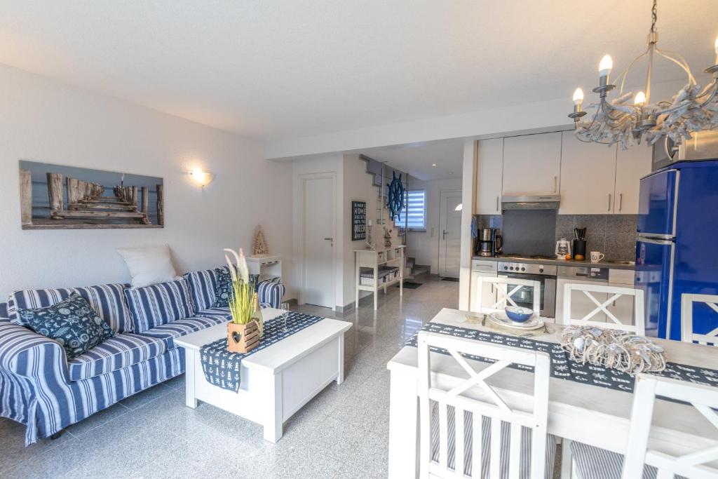 a living room with a couch and a kitchen at Ferienhaus Ostsee in Pruchten