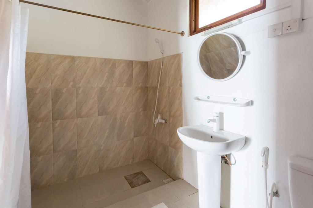 Bathroom sa Pearl Oceanic Resort - Trincomalee