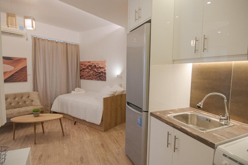 Kuchyň nebo kuchyňský kout v ubytování Cozy Apartments near the Port of Piraeus