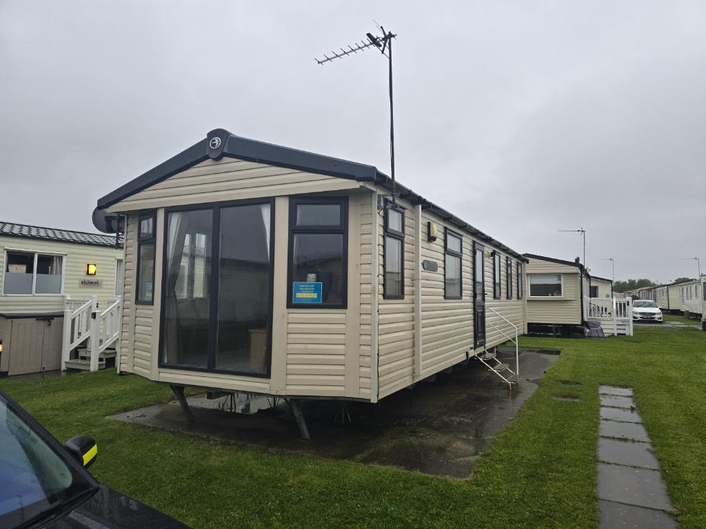 リルにあるLyons robin hood caravan 43SWの庭に小屋が停まっている