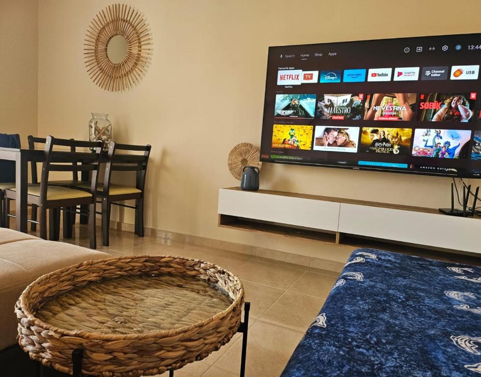TV a/nebo společenská místnost v ubytování KRAKEN Apartment
