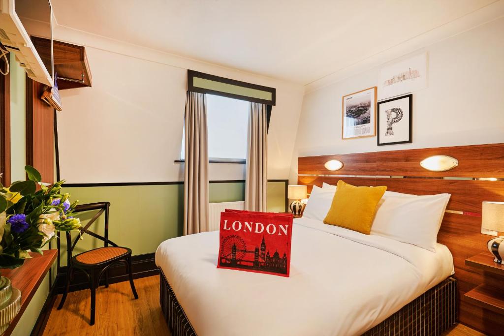 Postel nebo postele na pokoji v ubytování Huttons Hotel, Victoria London