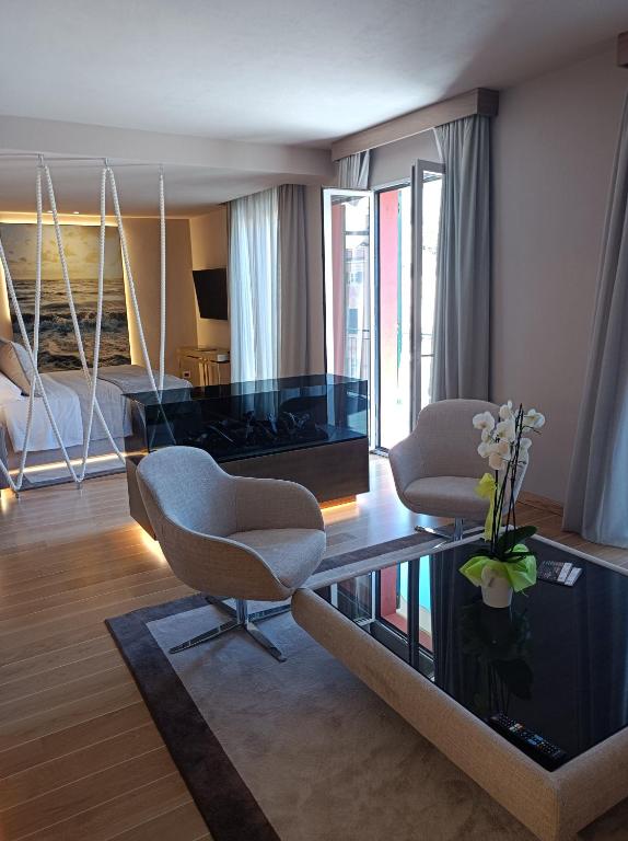 a living room with a desk and two chairs in a room at Miramare Suites in Sestri Levante