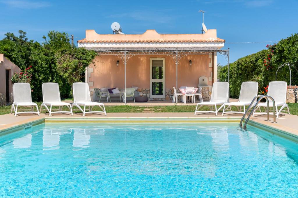 a villa with a swimming pool and a house at Villa Bouganville con piscina by Wonderful Italy in Siracusa
