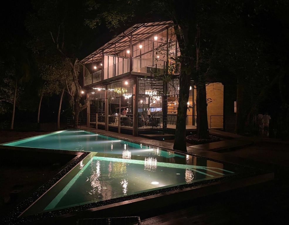 un edificio con piscina di notte di Waraka - Udawalawe by Thema Collection a Udawalawe