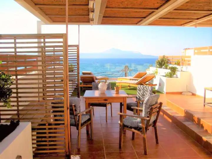 d'une salle à manger avec une table et des chaises sur un balcon. dans l'établissement Panos Apartment, à Almyrida