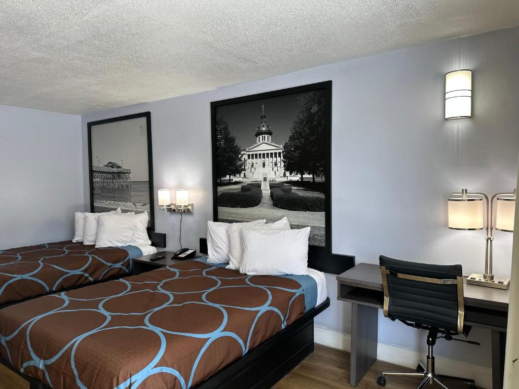 Llit o llits en una habitació de Super 8 by Wyndham Florence SC I-95 North - Hwy 76