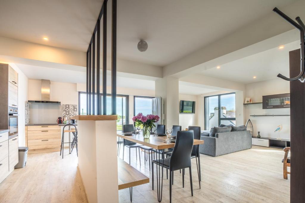 une cuisine et un salon avec une table et des chaises dans l'établissement Captain Kerino - Duplex vue mer, à Vannes