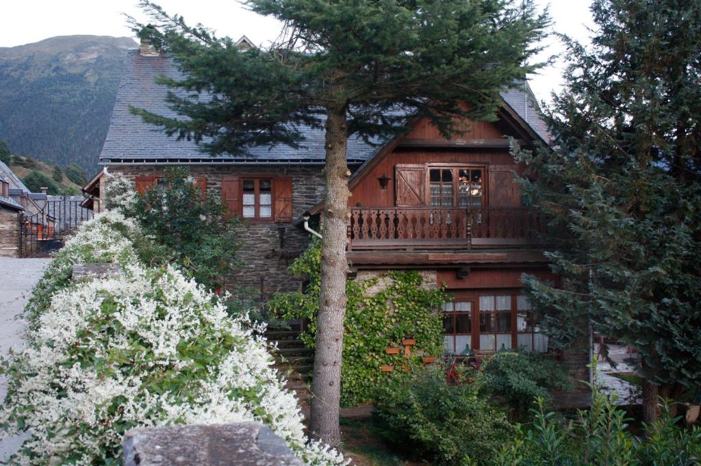 una casa con un árbol delante de ella en Eth Caneba, en Mont