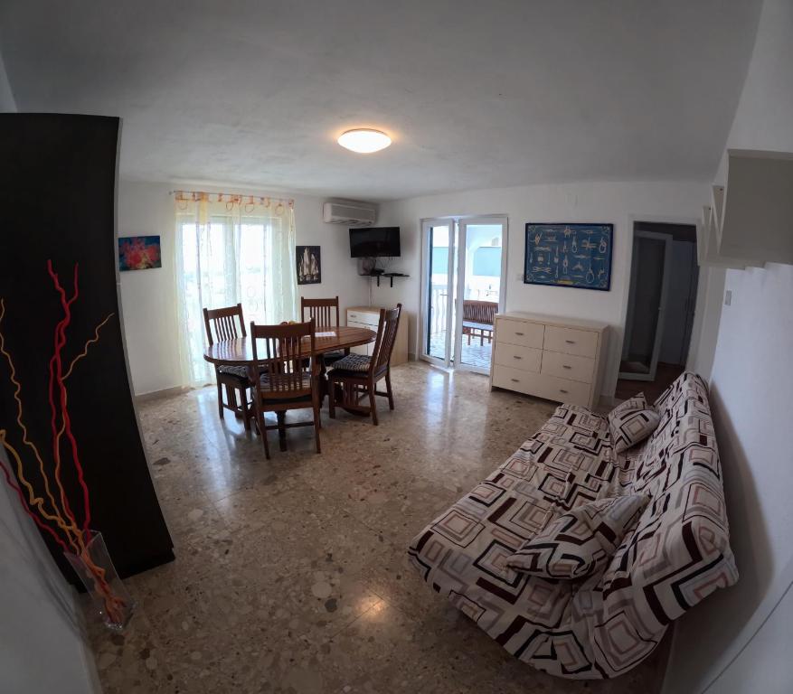 Televízia a/alebo spoločenská miestnosť v ubytovaní Jadran Apartmani