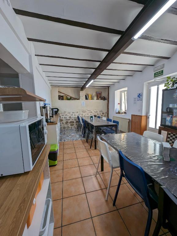 Kuchyň nebo kuchyňský kout v ubytování Albergue El Alfar/Pilgrim Hostel