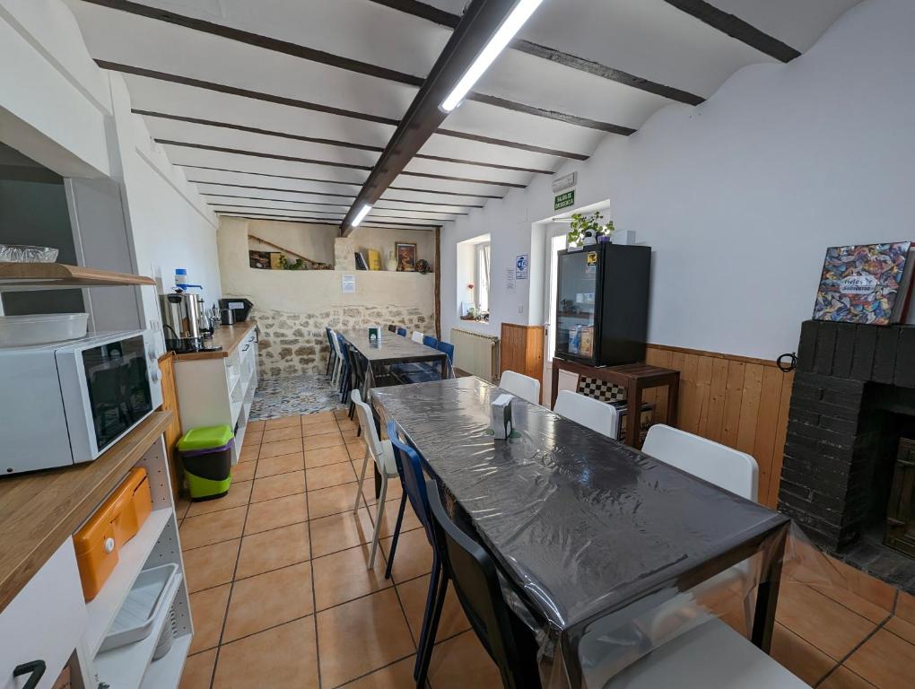 Kuchyň nebo kuchyňský kout v ubytování Albergue El Alfar/Pilgrim Hostel