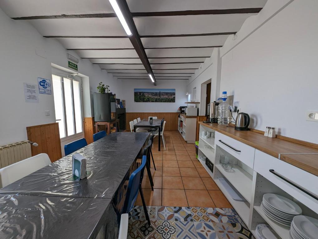 Kuchyň nebo kuchyňský kout v ubytování Albergue El Alfar/Pilgrim Hostel