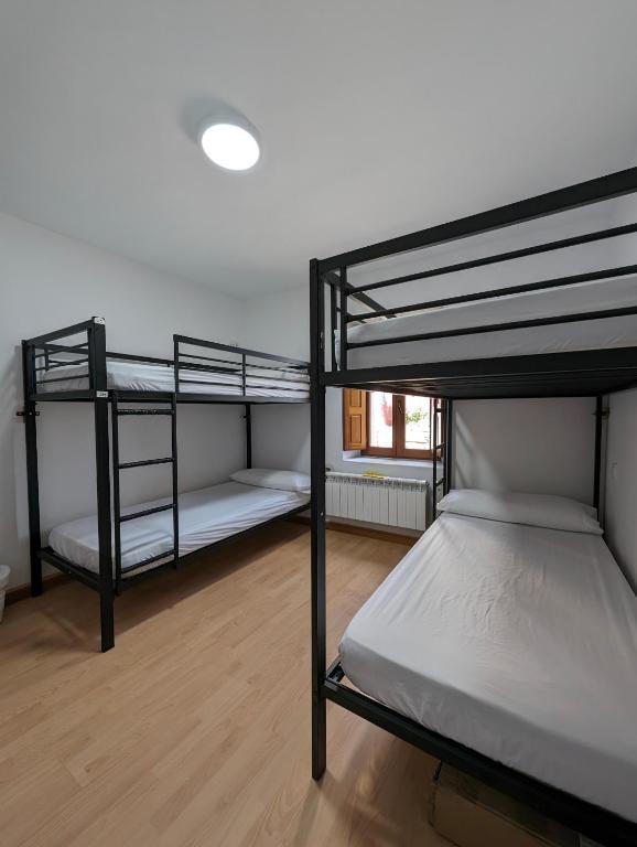 Postel nebo postele na pokoji v ubytování Albergue El Alfar/Pilgrim Hostel