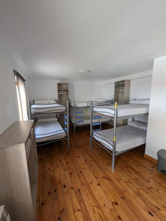 Postel nebo postele na pokoji v ubytování Albergue El Alfar/Pilgrim Hostel