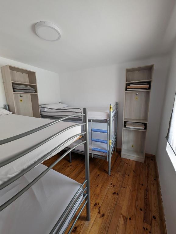 Postel nebo postele na pokoji v ubytování Albergue El Alfar/Pilgrim Hostel