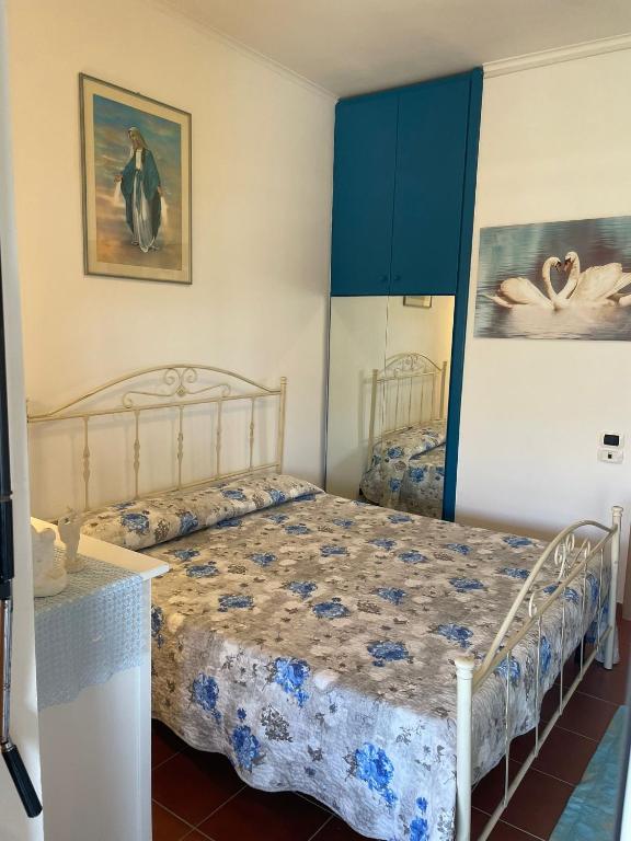 Postel nebo postele na pokoji v ubytování A due passi dal mare