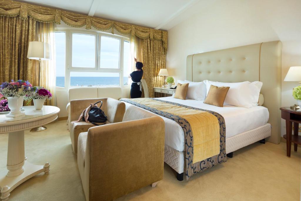 Postel nebo postele na pokoji v ubytování Hotel De Londres