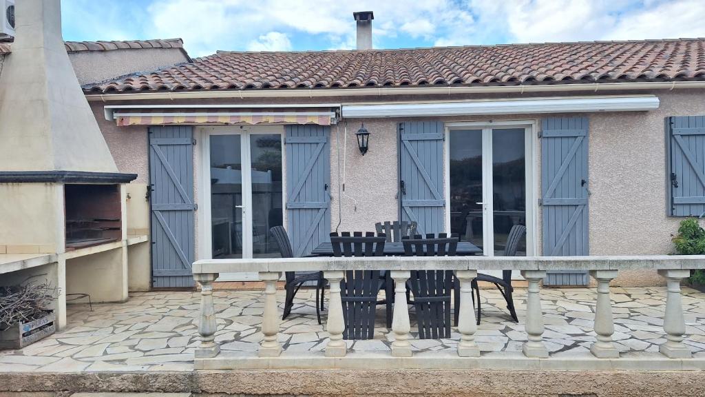 un patio avec des chaises et une table devant une maison dans l'établissement Villa carla, à Sérignan