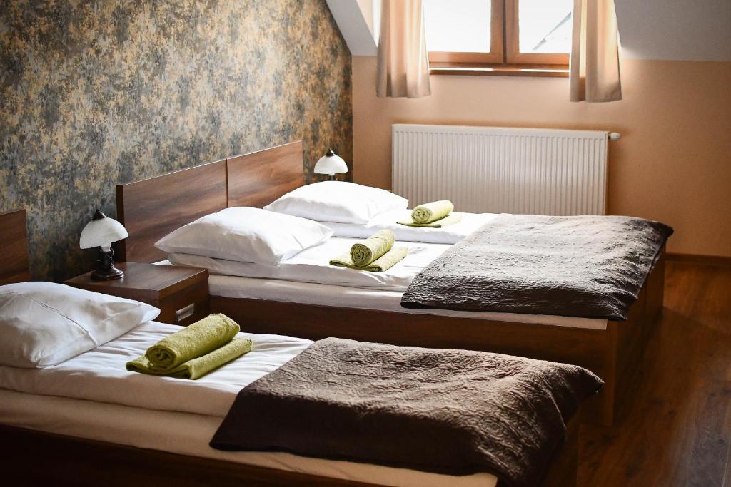 Posteľ alebo postele v izbe v ubytovaní Pensjonat Zdrojowy