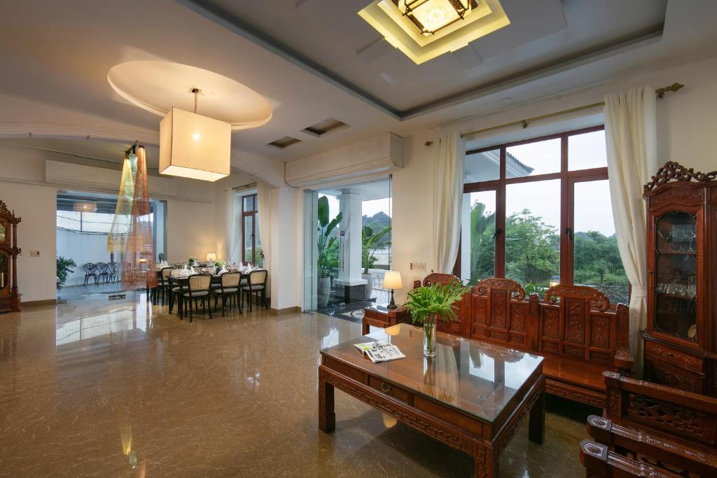 Posezení v ubytování Maison Cat Ba Bay View Villa