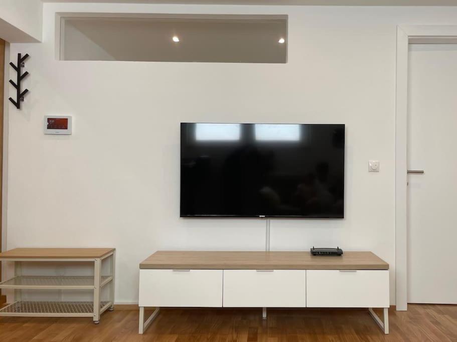 TV a/nebo společenská místnost v ubytování 1,5-Zimmer, Top ausgestattet, 4 Pers, Souterrain, Self Check-in, Parkplatz, Netflix & Amazon Prime