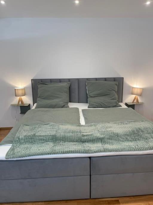 Postel nebo postele na pokoji v ubytování 1,5-Zimmer, Top ausgestattet, 4 Pers, Souterrain, Self Check-in, Parkplatz, Netflix & Amazon Prime